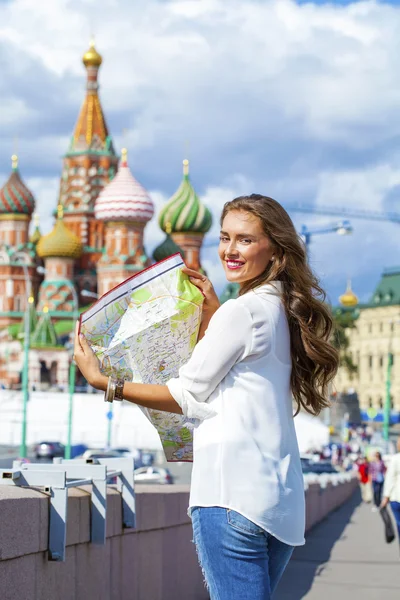 Joven chica hermosa sosteniendo un mapa turístico de Moscú — Foto de Stock