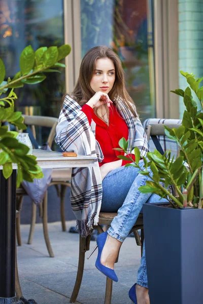 Junges schönes Mädchen sitzt im Sommercafé auf der Straße — Stockfoto