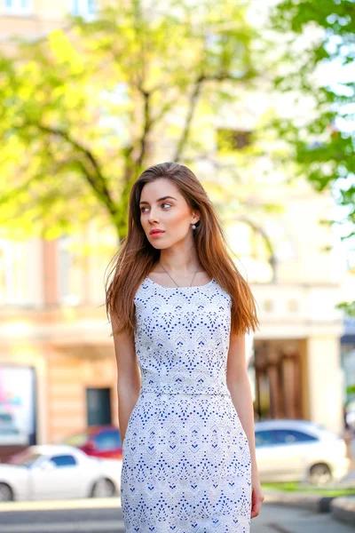 Νεαρή όμορφη γυναίκα σε λευκό φόρεμα — Φωτογραφία Αρχείου