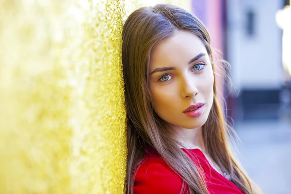 Seksi genç kadın, sarı duvar arka planı — Stok fotoğraf