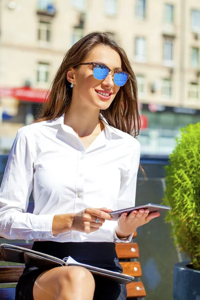 Hermosa mujer de negocios sentada en un banco — Foto de Stock