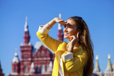 telefon ederken mutlu güzel kız