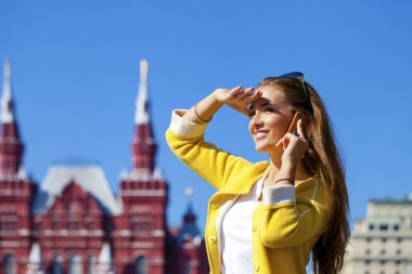 telefon ederken mutlu güzel kız