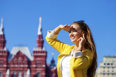 telefon ederken mutlu güzel kız