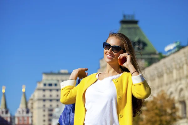 Glad vacker kvinna ringer via telefon — Stockfoto