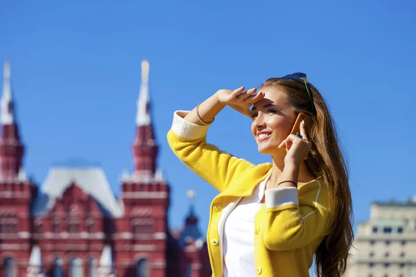 Gelukkig mooi meisje bellen via de telefoon — Stockfoto