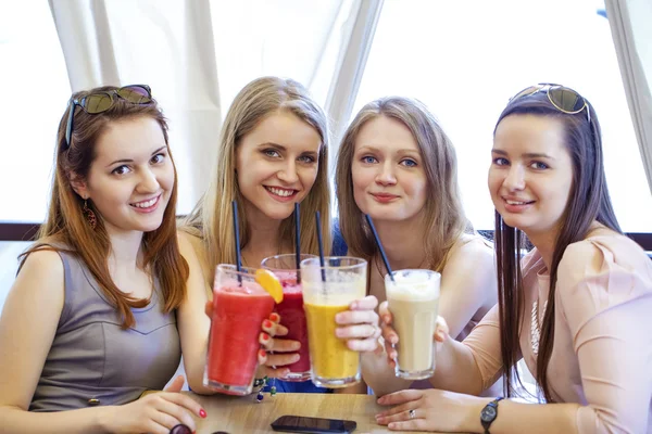 Cuatro chicas jóvenes descansan en un café de verano — Foto de Stock