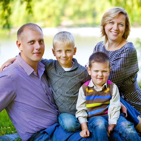 Família russa, pais jovens e dois filhos — Fotografia de Stock