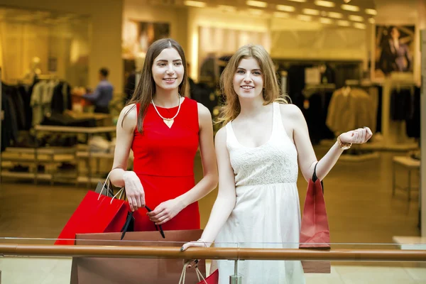 Dos novias con bolsas de compras —  Fotos de Stock