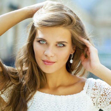 Beyaz elbiseli güzel bir kadın.