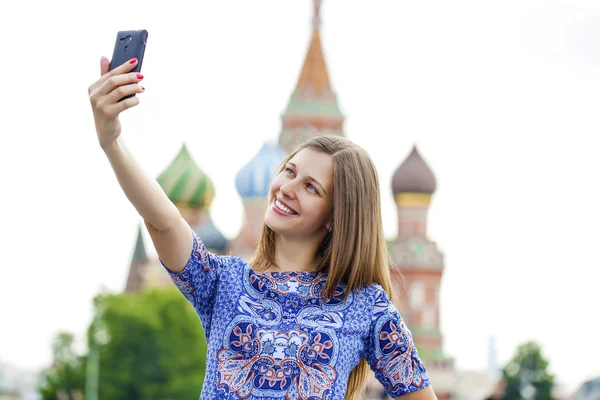 Gelukkig mooi meisje gefotografeerd op een mobiele telefoon — Stockfoto