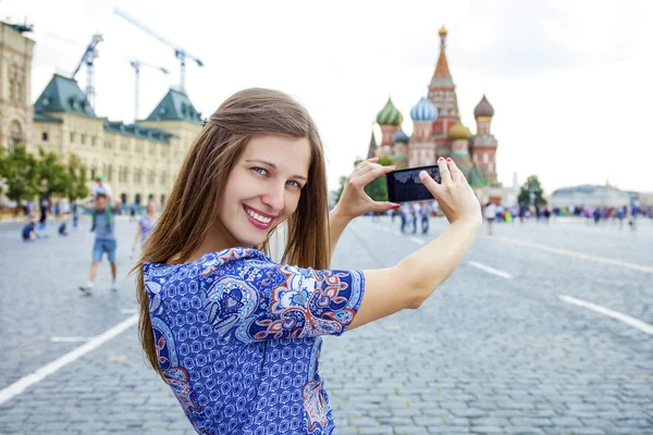 Молодая женщина фотографировала достопримечательности Москвы — стоковое фото