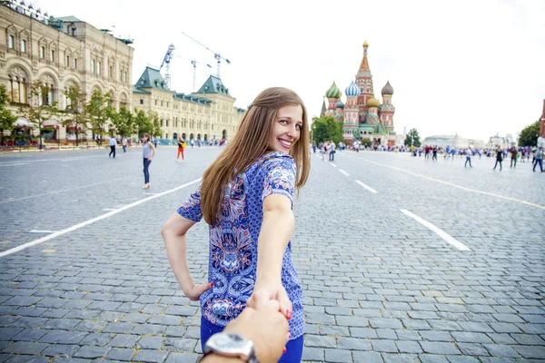 Giovane ragazza felice tira la mano ragazzi sulla Piazza Rossa a Mosca — Foto Stock