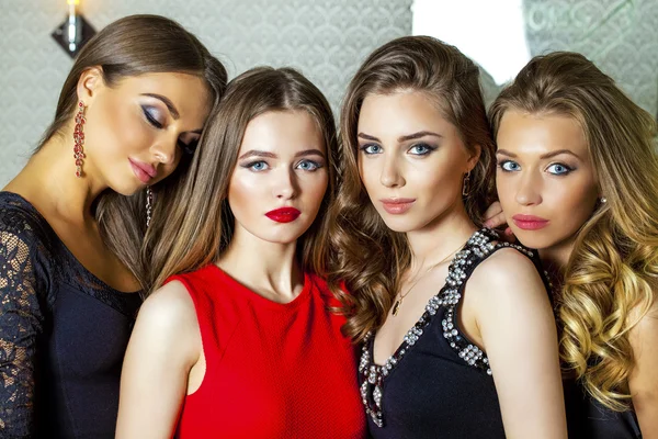 Primer plano retrato de cuatro hermosas modelos glamorosas en el estudio — Foto de Stock