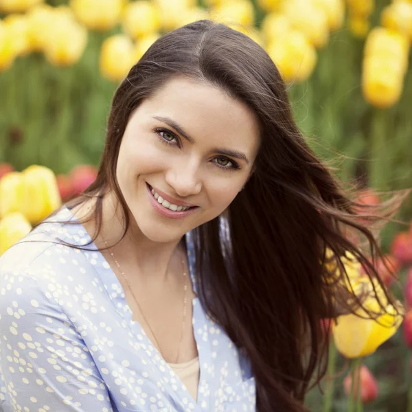 Gyönyörű fiatal nő tulipánnal — Stock Fotó