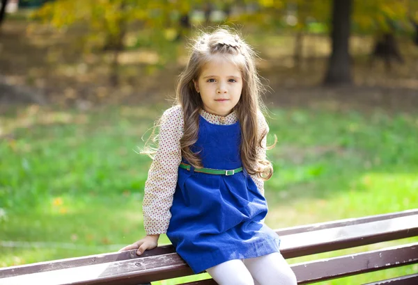 Retrato de cerca de una niña de seis años, sobre el fondo — Foto de Stock