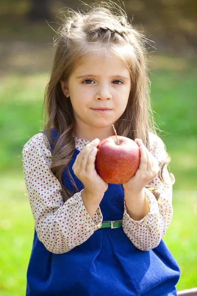Portrét holčičky s červeným velké jablko — Stock fotografie