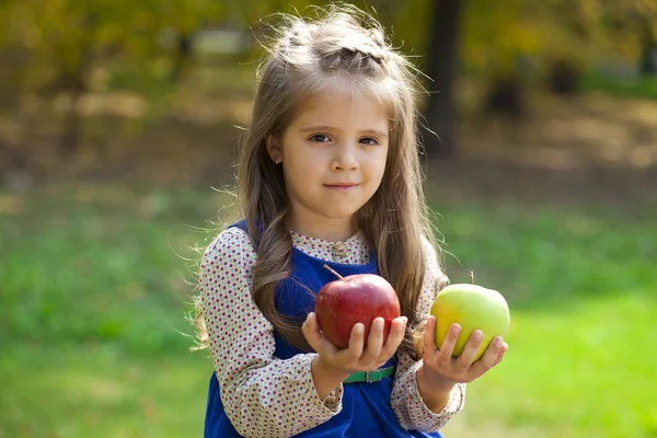 Portrait of a little girl with two large apples — Stock Photo, Image