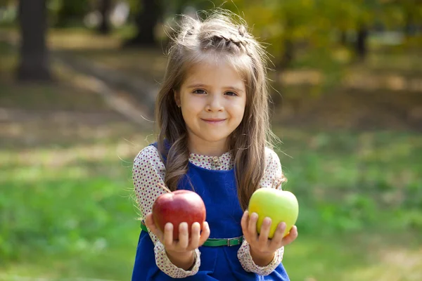 Portrait of a little girl with two large apples — Stock Photo, Image