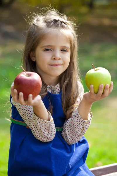 Portrait of a little girl with two large apples — Stock Photo, Image