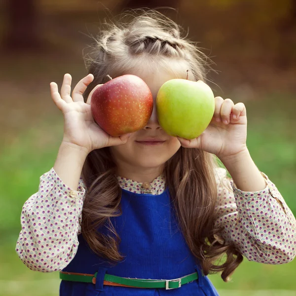 Portrét holčičky s dvěma velkými jablky — Stock fotografie