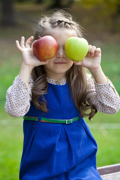 Portrait of a little girl with two large apples — Stock Photo, Image