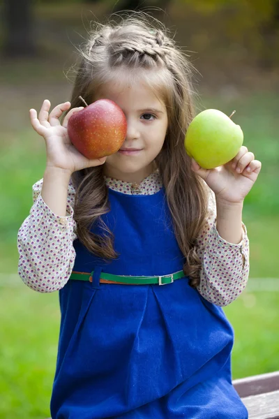 Portrait of a little girl with two large apples — Stock Photo, Image