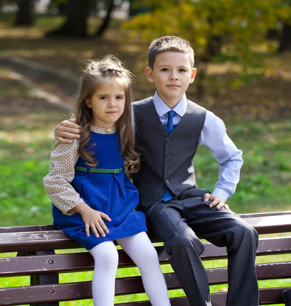 弟弟和妹妹在秋天公园 — 图库照片