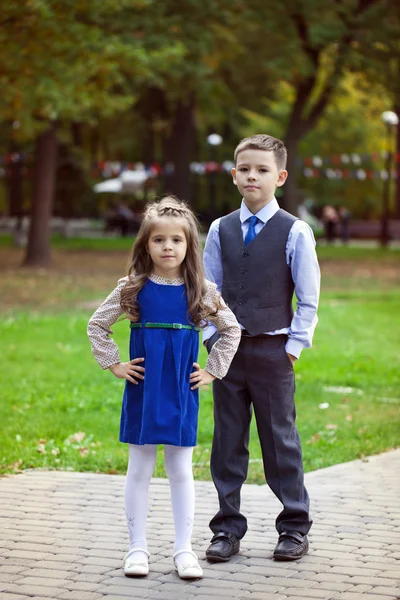 Hermano y hermana en el parque de otoño — Foto de Stock