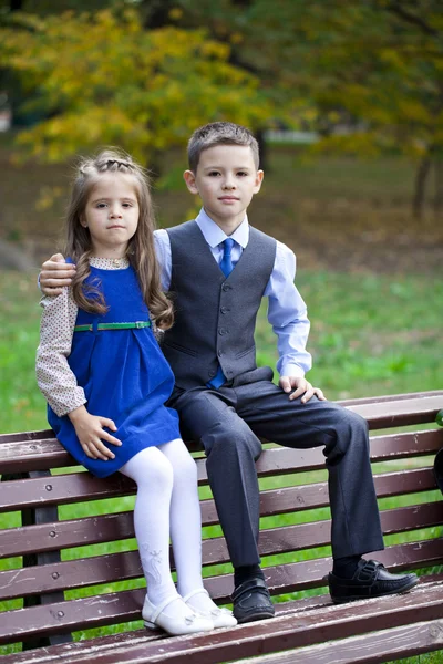 Brother and sister in autumn park — Zdjęcie stockowe