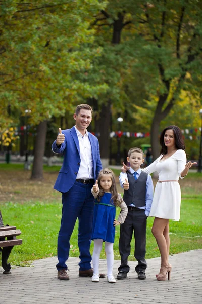 Счастливая семья в осеннем парке — стоковое фото