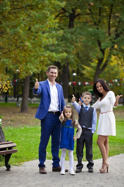 Família feliz no parque de outono — Fotografia de Stock