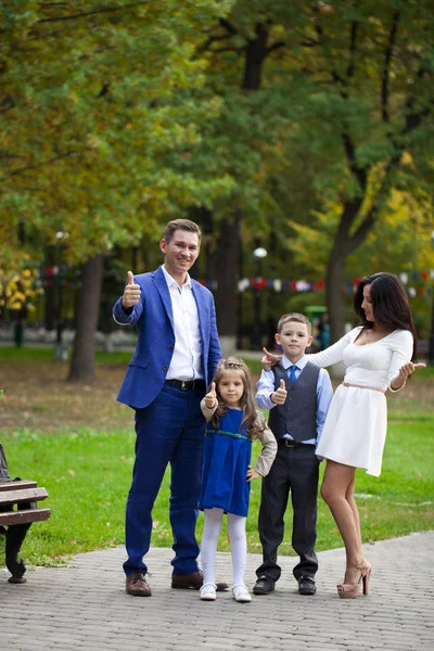 Família feliz no parque de outono — Fotografia de Stock