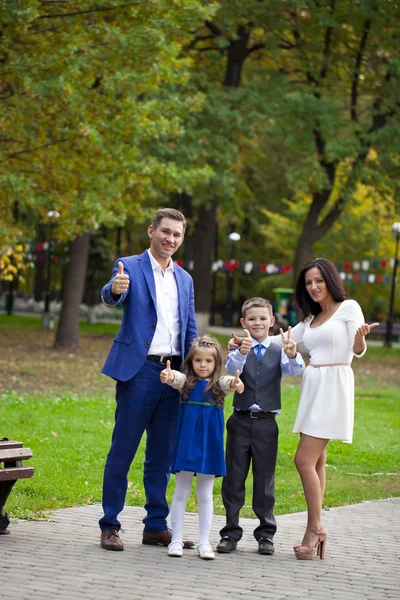 Famiglia felice nel parco autunnale — Foto Stock