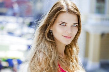 Genç, güzel sarışın kadın.