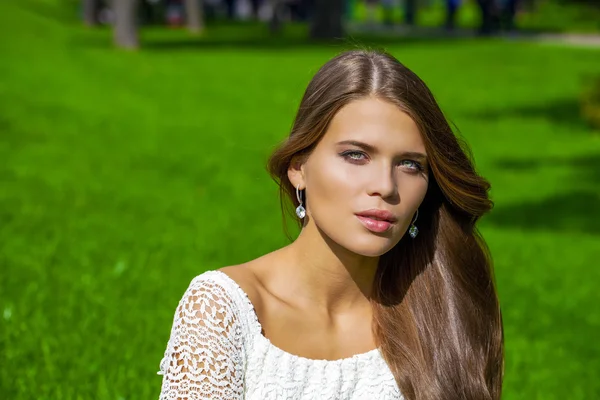 Jovem mulher bonita — Fotografia de Stock