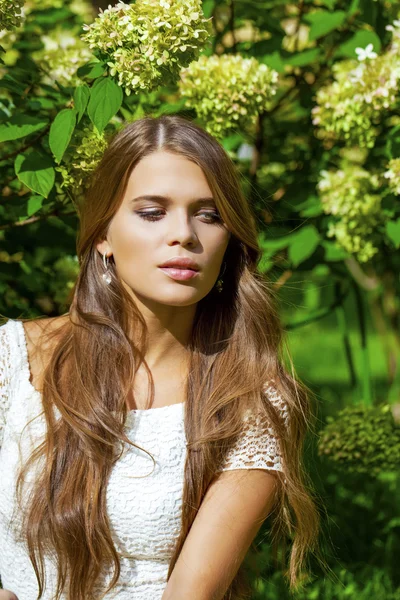 Young beautiful woman — Stock Photo, Image