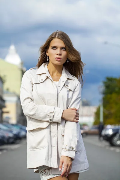 Jovem mulher bonita em vestido branco — Fotografia de Stock