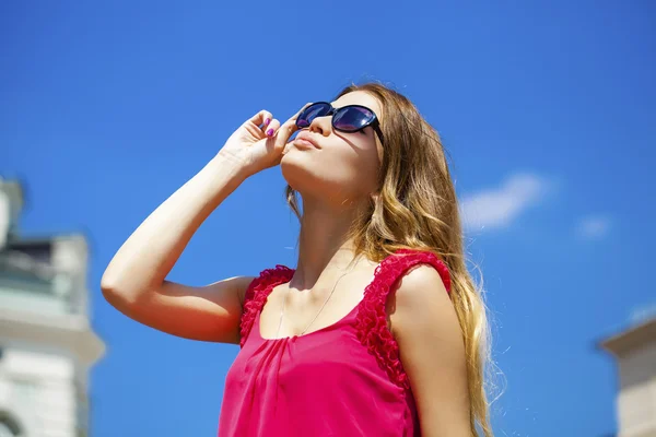 Affascinante ragazza bionda felice in occhiali da sole — Foto Stock