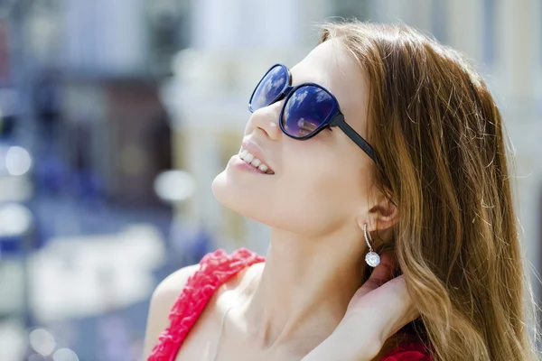 Charmante blond meisje in zonnebril — Stockfoto