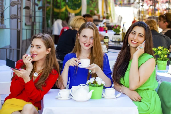 Три счастливые девушки девушки девушки пьют чай летом — стоковое фото