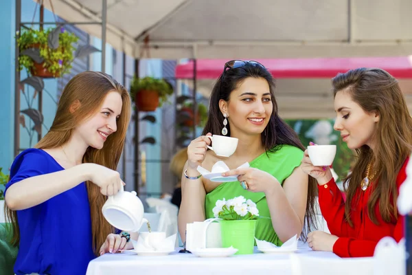 Trzy dziewczyny szczęśliwa kobieta siedzi przy stole w lecie c — Zdjęcie stockowe
