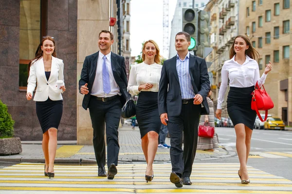 Team van vijf mensen uit het bedrijfsleven vertrouwen schrijdend langs de summ — Stockfoto