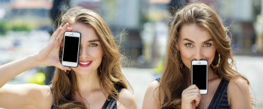 Genç sarışın kadın kapsar onu yüz ekran smartphone