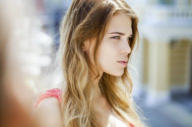 Genç, güzel sarışın kadın.