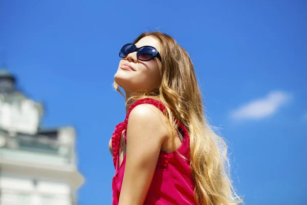 Charmante gelukkig blond meisje in zonnebril — Stockfoto