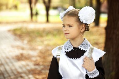 Bir güzel genç birinci sınıftan bir festival okul u'portresi