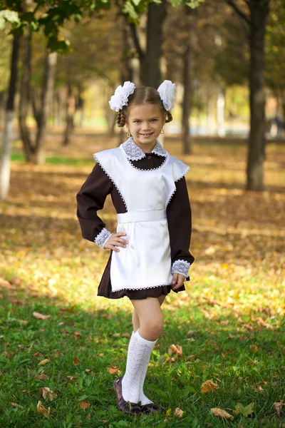 Porträtt av en vacker ung första-grader i en festlig skolan u — Stockfoto