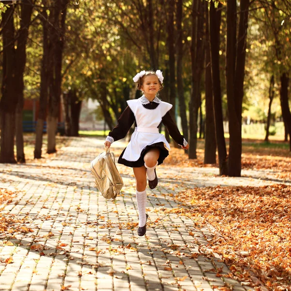 Glad liten skolflicka gå hem från skolan — Stockfoto