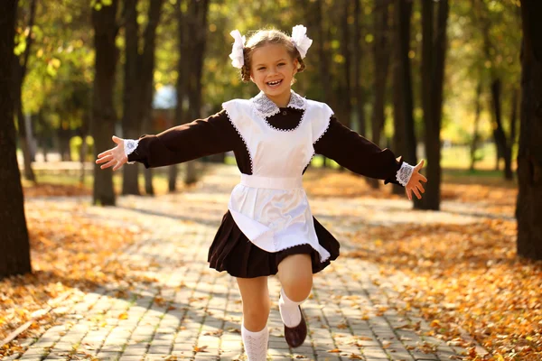 Glad liten skolflicka gå hem från skolan — Stockfoto